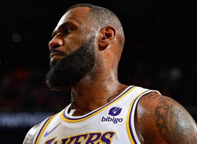 41岁的詹姆斯再次进化！他已成为NBA历史上最适配的“角色球员”