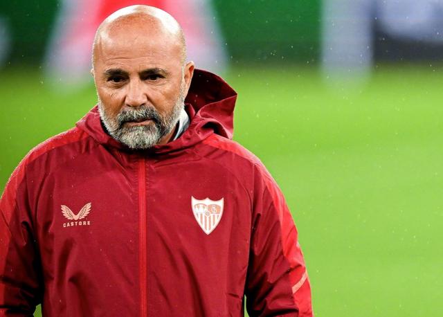 中途再换帅！塞维利亚官方：任命普拉萨为球队新帅，签约至2027年