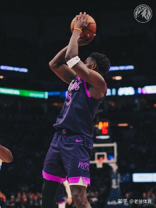 右膝炎症！芬奇：爱德华兹今天参加了训练 但不知何时能复出