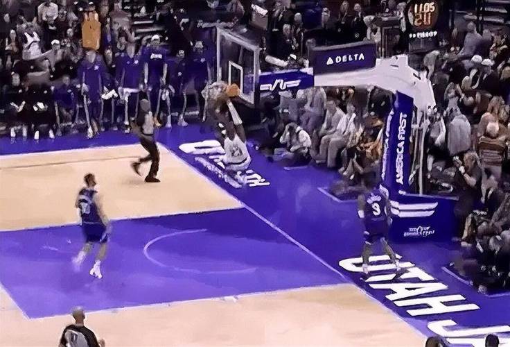 胡金秋最后一攻扣篮成功但被大卫·詹姆斯拍到头部 随后倒地不起