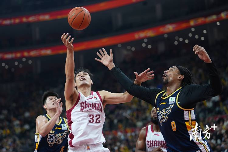 豪取五连胜！深圳男篮在常规赛积分榜上超越广东 升至第三位