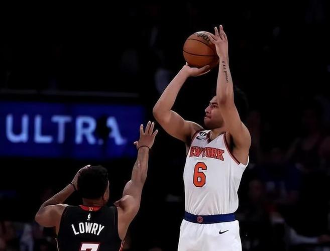 正负值+19最高！布伦森半场7中5拿到13分3助 三分3中2