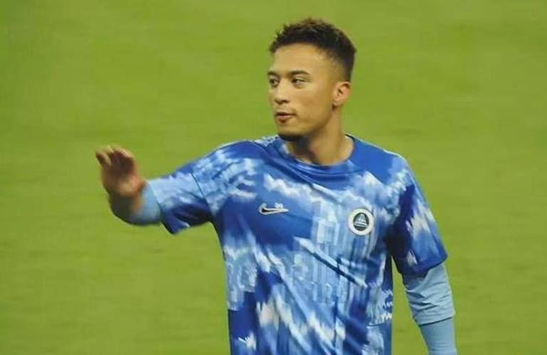 足球报：邓捷夫曾在马竞、塞尔塔学球，他目标早日在国足打上主力