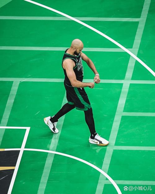 米切尔：赛季初我们在尝试不同防守 相信最后阶段能提升