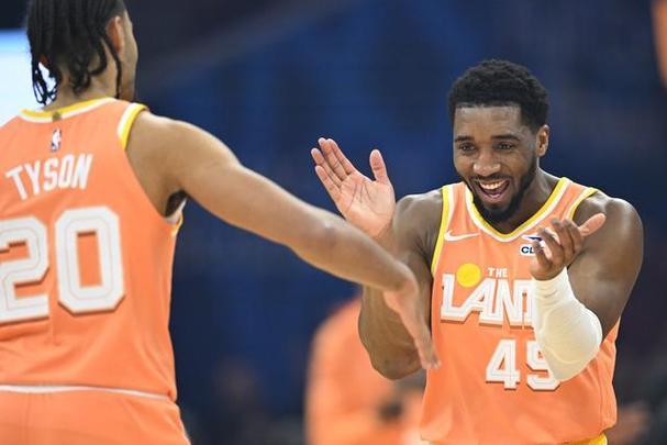 米切尔：对提升防守很有信心 我们这17人责无旁贷