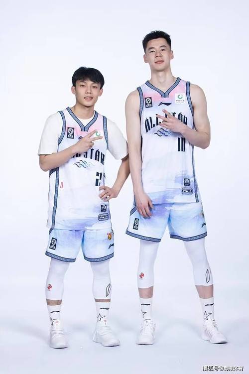 郭昊文崴脚后穿上保护靴 好在骨头无碍