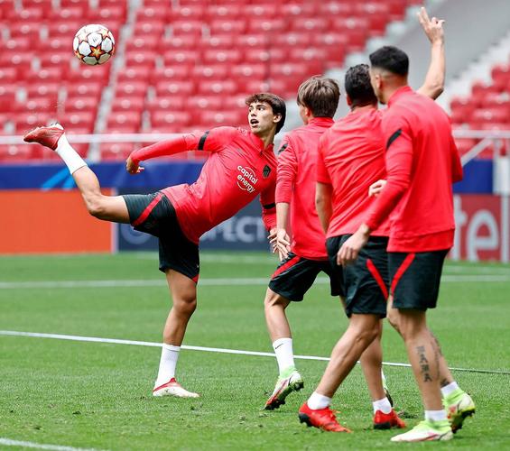 每体：德容踏上训练场进行单独训练，有望欧冠1/4决赛对阵马竞