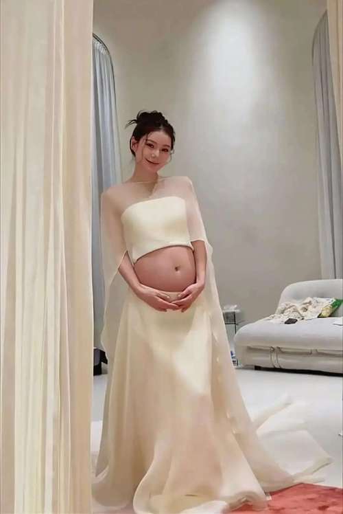 多库社媒晒照宣布妻子怀孕：从丈夫和妻子，到爸爸和妈妈