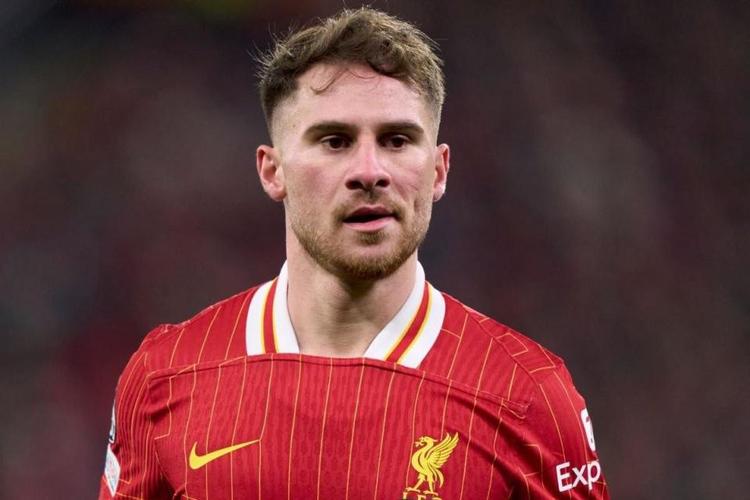 麦卡利斯特晒来到阿根廷队报到照片，新发型引发俱乐部队友吐槽