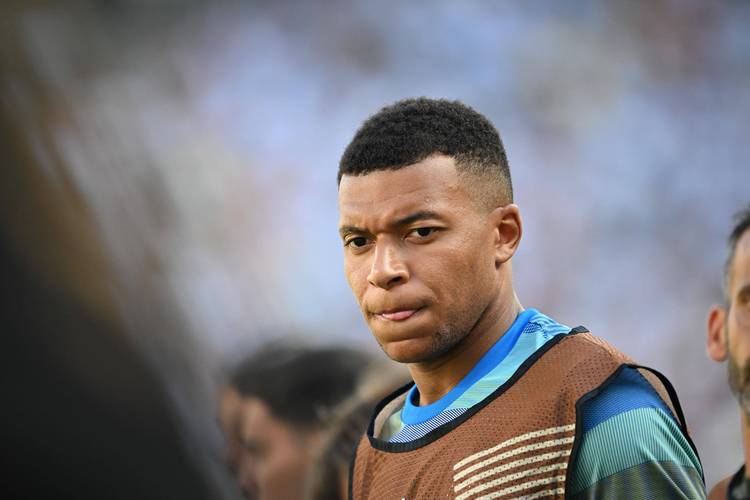 以队长身份捧起世界杯？姆巴佩：太难了，在足坛历史上都屈指可数