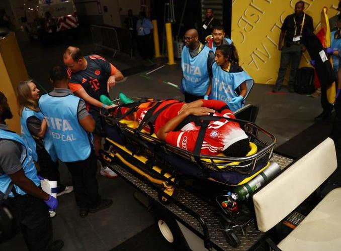 图片报：穆西亚拉与康复教练交谈后双手掩面，疑似康复进度不理想