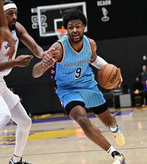 里夫斯谈布朗尼：他进了个关键跳投 他很努力&只需要比赛经验