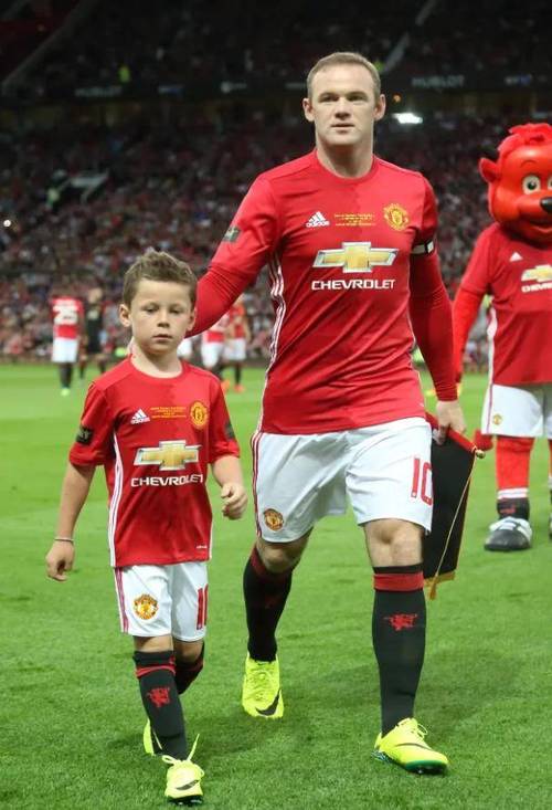 鲁尼祝贺儿子凯帮助曼联U16队夺冠，卡里克之子也在该队效力