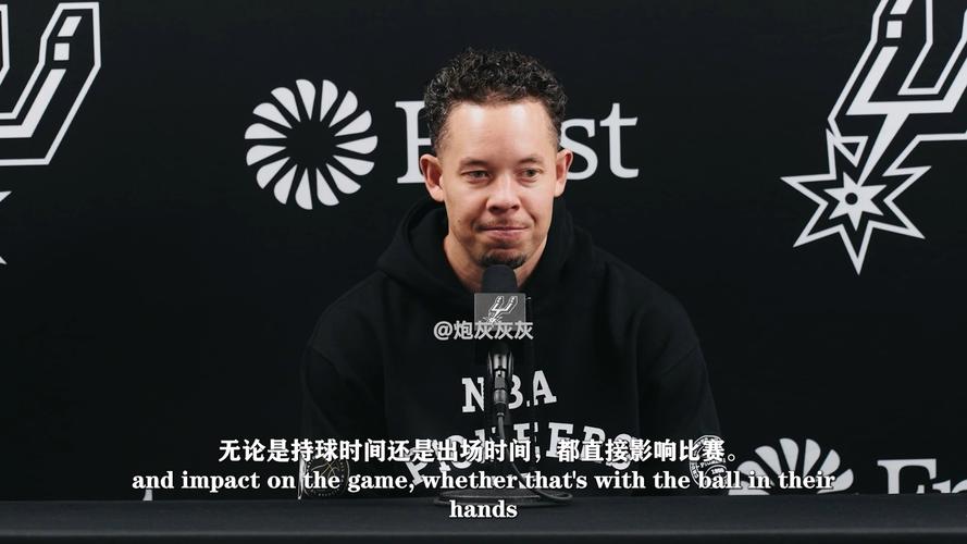 米奇：文班在和球队沟通方面做得很好 球队内部的联系很紧密