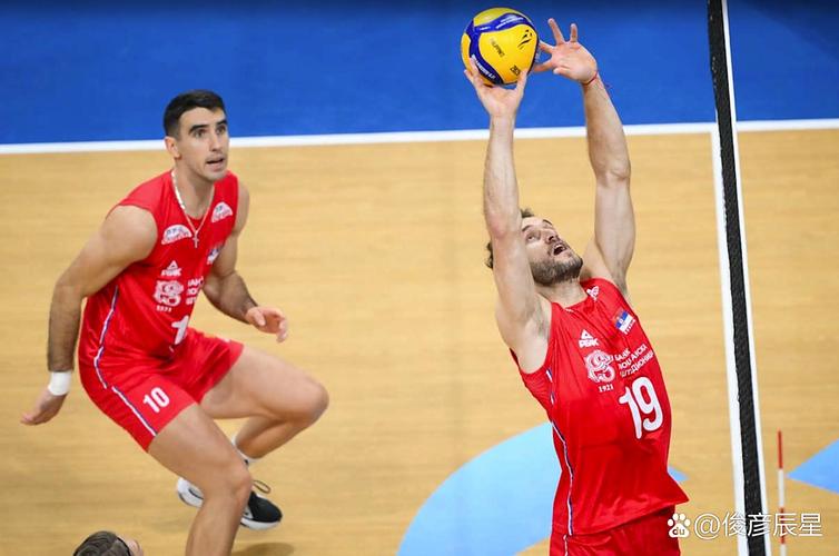 光头法比尼奥在巴西国家队理发，库尼亚和两名队友看热闹