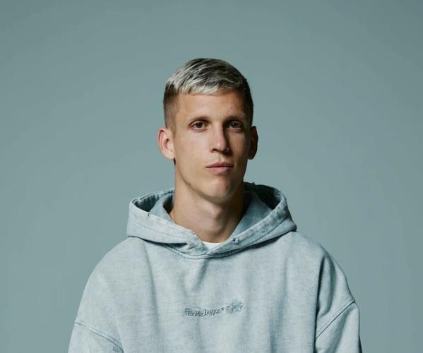 与男模拍广告引热议，奥尔莫女友回应：这是工作，只是摆姿势拍照