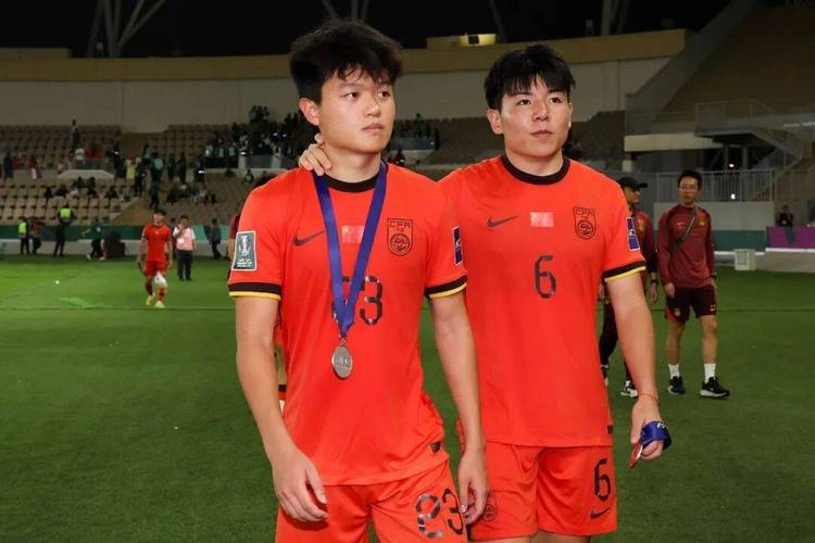 国足首发俱乐部分布：海港、泰山、浙江队各2人，留洋球员徐彬