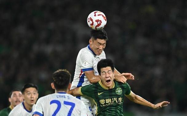 朱辰杰本场数据：3解围2拦截1抢断2地面对抗成功，评分6.8