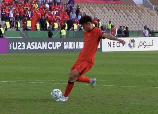 刘浩帆本场数据：3解围2拦截2抢断2次地面对抗均成功，评分7.3