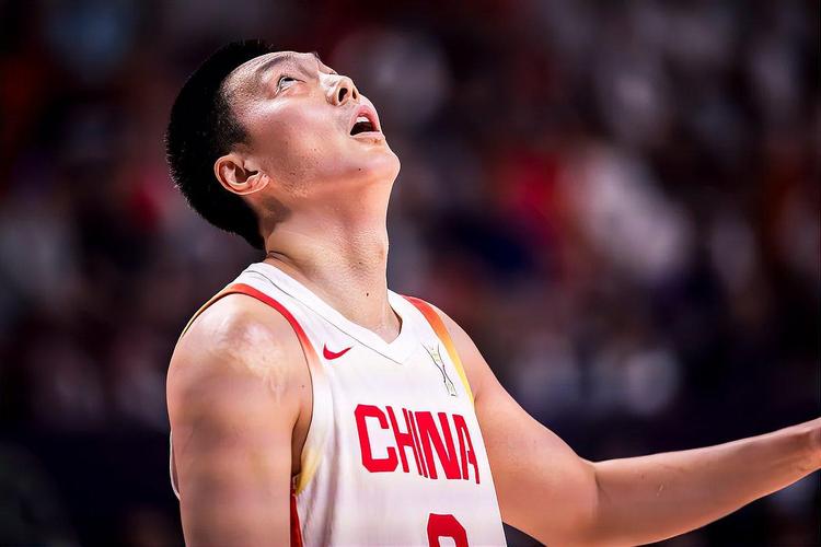 媒体人：徐杰胡明轩1场比赛摸不到几次球 这么下去状态会越来越差