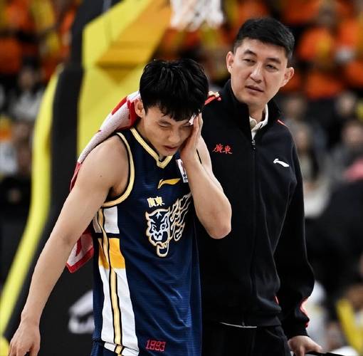 徐杰首节出战8分钟弹无虚发3投3中拿到7分 但被吹3次犯规