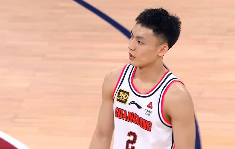 犯规困扰！徐杰首节3中3拿7分 但被吹3次犯规