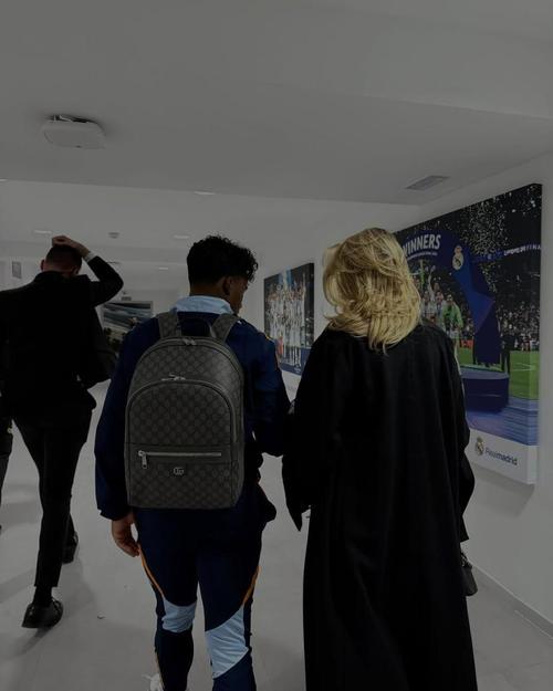 妻子晒照观赛，恩德里克评论：我爱你，你太完美了，亲爱的