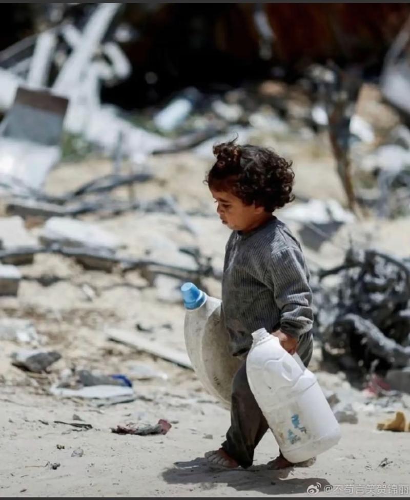 伊朗队赛前全员手捧书包，悼念此前在空袭中丧生的上百名儿童