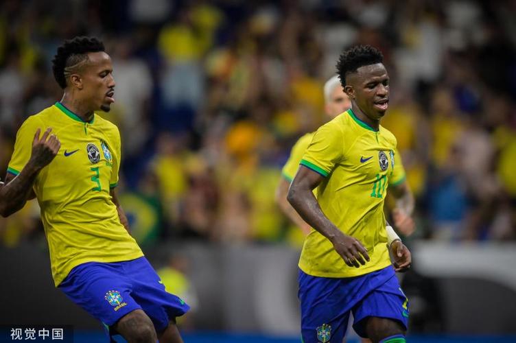 特奥轻松抢断维尼修斯引热议，巴西记者：看看国家队现在的10号
