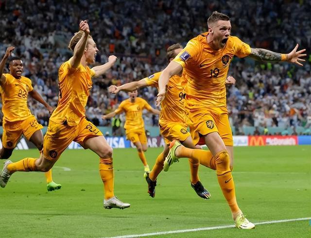 邓弗里斯：库普梅纳斯喜欢内切，这让我在边路获得更多空间