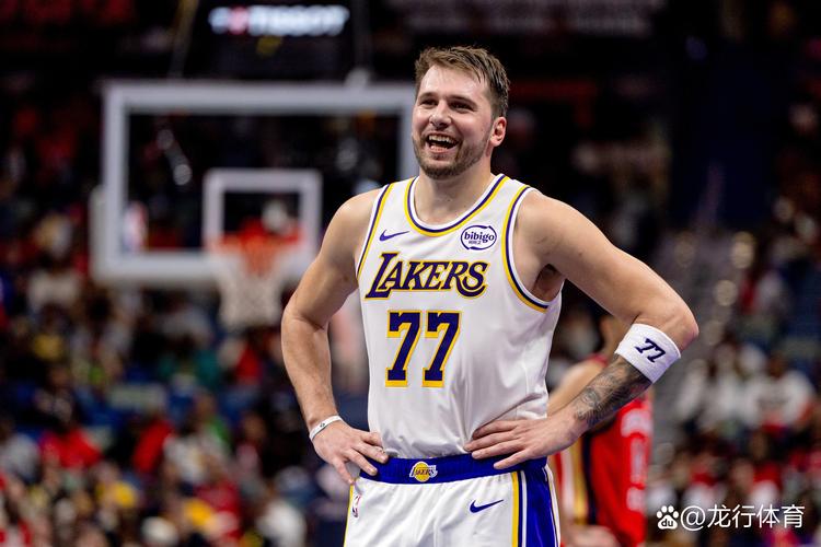 火力全开！东契奇半场15投9中&三分6中4砍24分4板2助2断 正负值+7