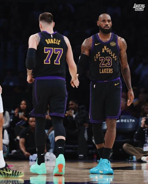 詹姆斯：东里吸引了大量防守注意力 卢卡状态极佳&我们都围绕他打