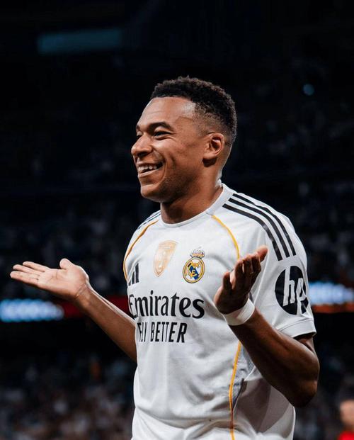 队报：能背身+身体对抗出色，埃基蒂克是姆巴佩的理想锋线搭档