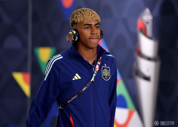 久利：亚马尔踢边锋比我当初更容易，他在球场上有更多自由