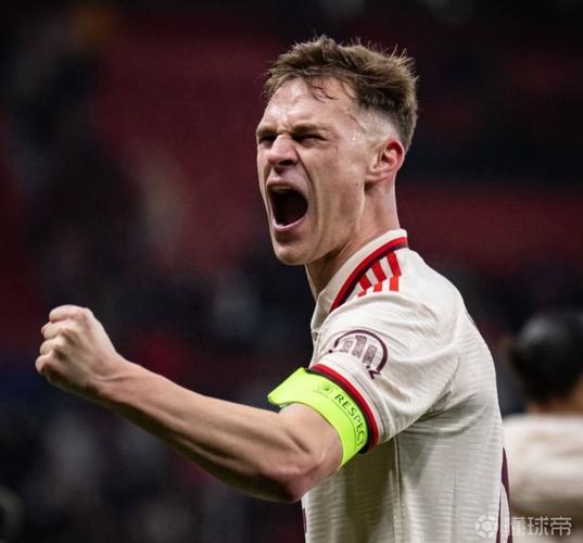 记者：基米希被肘击后带伤给球迷签名，上唇贴着一块厚厚的创可贴