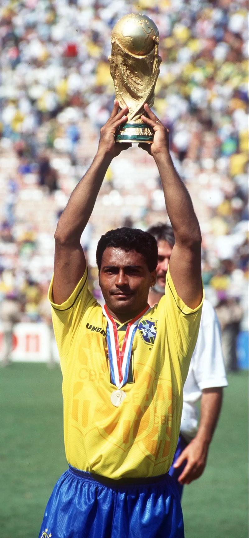 罗马里奥：2002的巴西比1994的更强，那届纯粹是个人能力太突出