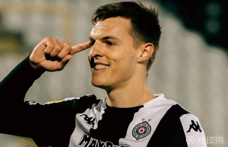 罗马诺：米兰签19岁安德烈·科斯蒂奇达协议，球员今天体检