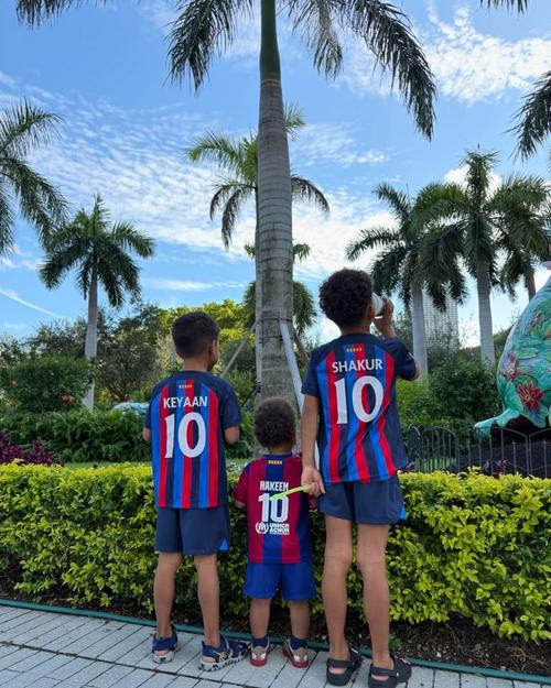 博格巴晒与法蒂在巴萨基地训练照，配文：父与子