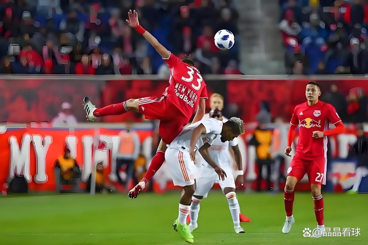 镜报：英乙一场比赛因无人机一度暂停4分钟，裁判让球员离场