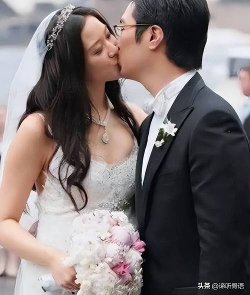 恭喜❤️国安28岁外援拉莫斯与妻子完婚甜蜜拥吻，宝宝刚满6个月