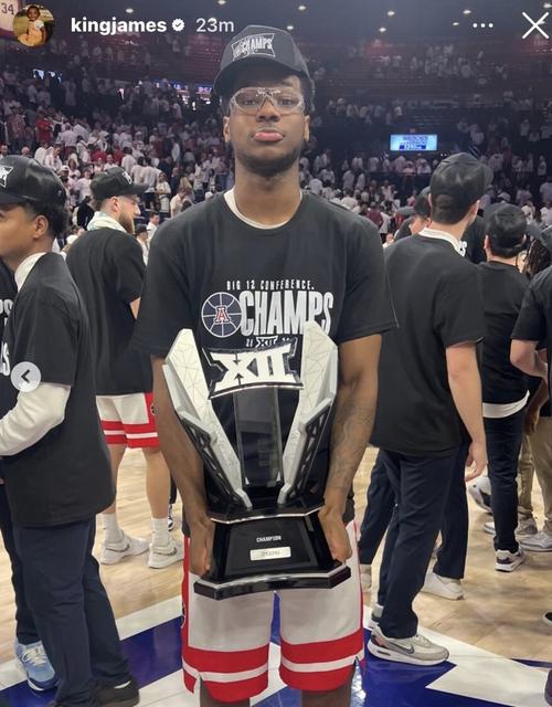 布莱斯就读的亚利桑那大学闯进疯三四强 詹姆斯祝贺：赢啦！