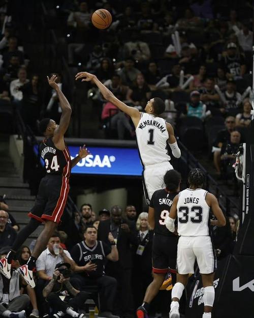 里弗斯：文班亚马能改变对手比赛计划 他的谦逊对联盟是好事