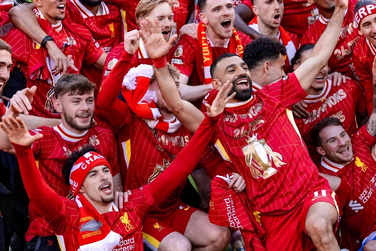 绝杀卫冕冠军后，他单手指天把胜利送给去世的父亲