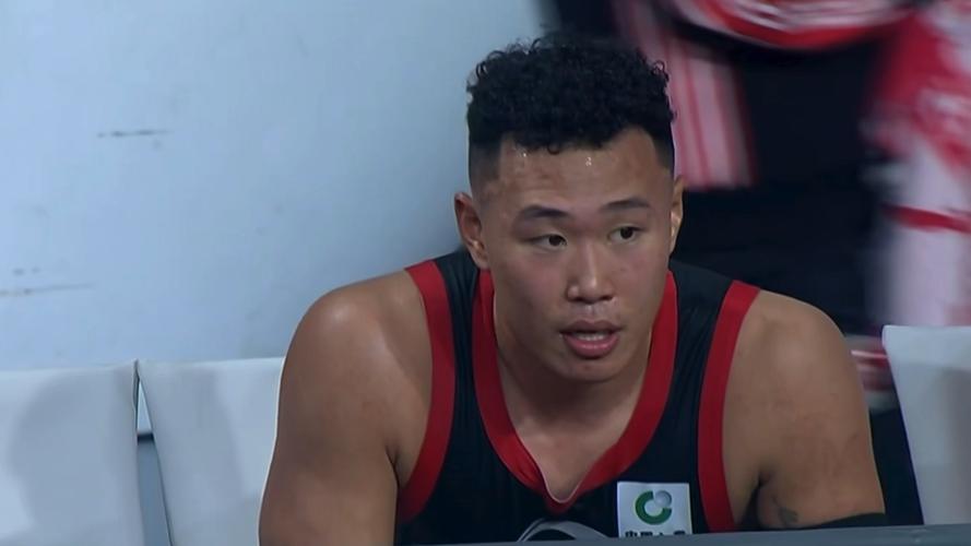 太强了！贺希宁首节6中5高效拿下14分1板1助1断 仅比吉林少1分