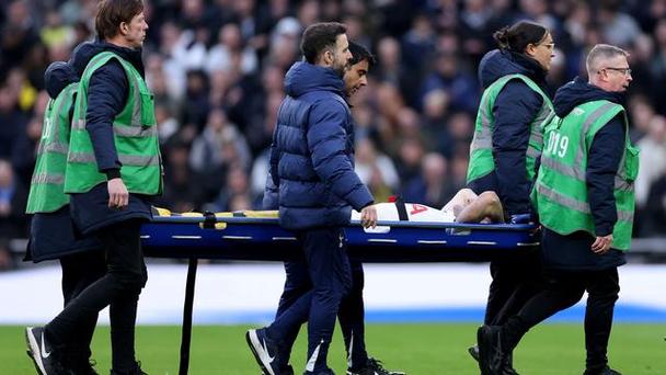 记者：热刺甚至考虑让球队后卫本·戴维斯临时带队