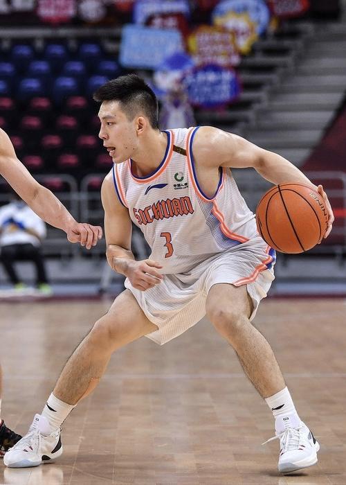 记者：现在的上海男篮真的很强 袁堂文的韧带还没100%恢复好