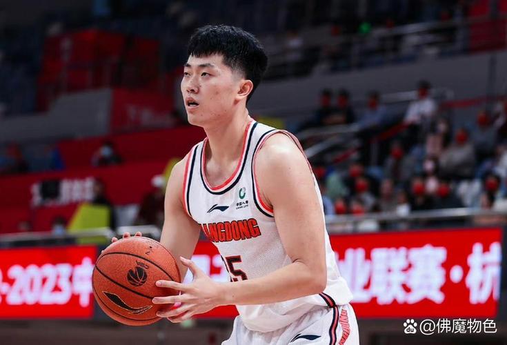 媒体人谈张皓嘉：广东各种转换快攻 防守型4号位打38分钟不别扭吗