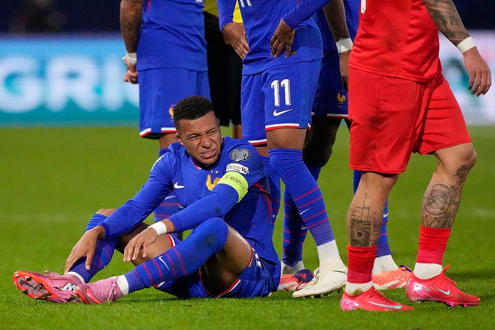 人气太火爆！法国队在中立场地获胜，姆巴佩赛后遭球迷冲场要合影