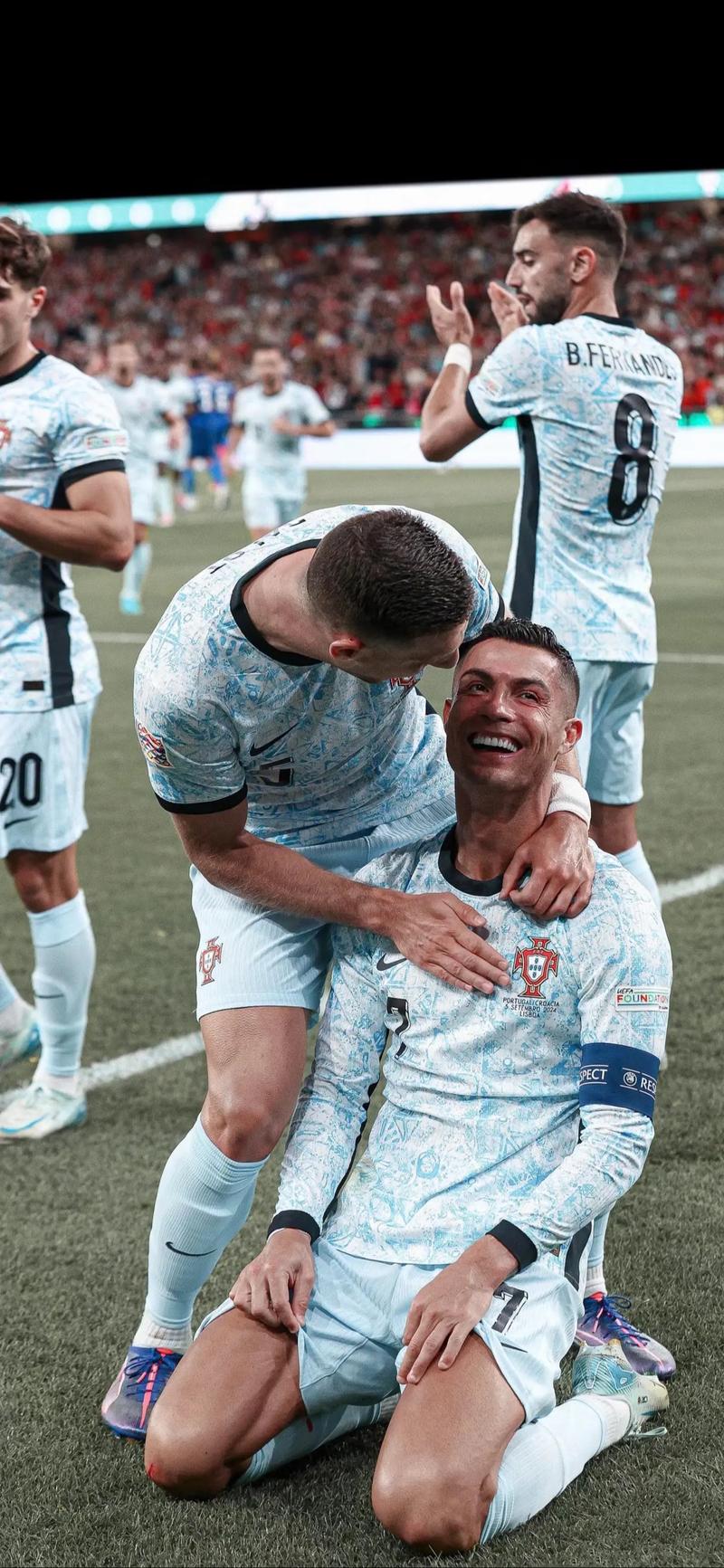 见到偶像太激动与佩德里见面时，一名小球迷当场哭崩不能自已