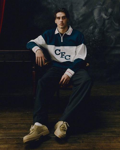 切尔西新赛季客场球衣谍照：简约黑色设计，衣领、袖口金色点缀